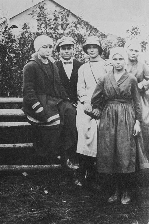 Nuoria ryhmkuvassa.